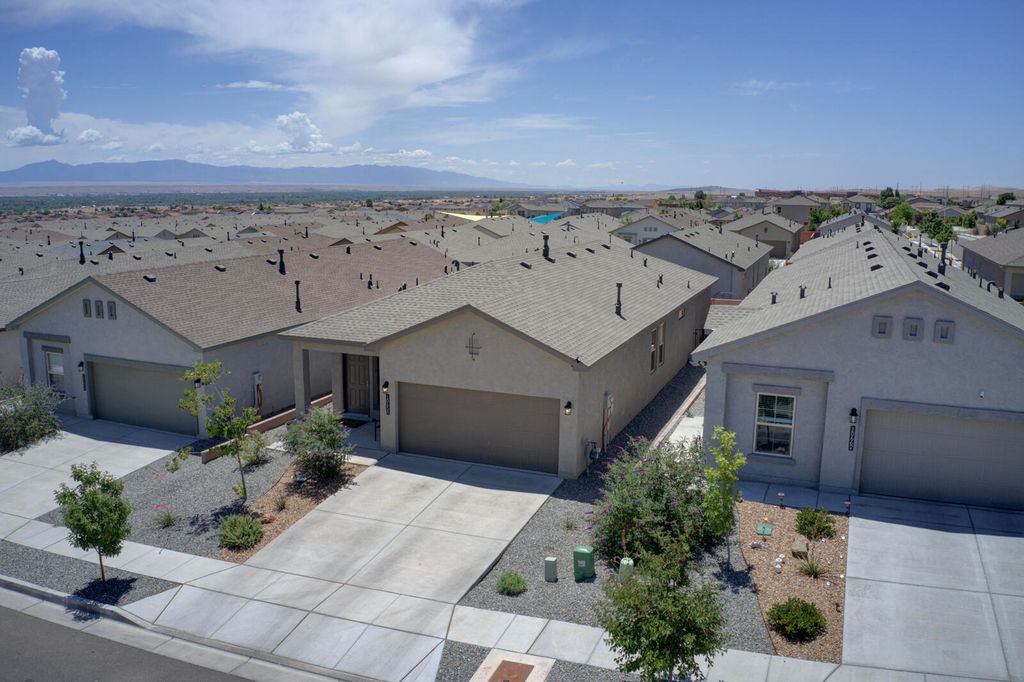 Image 3 of property listing at 10658 Valedon Lane SW, Albuquerque, NM 87121