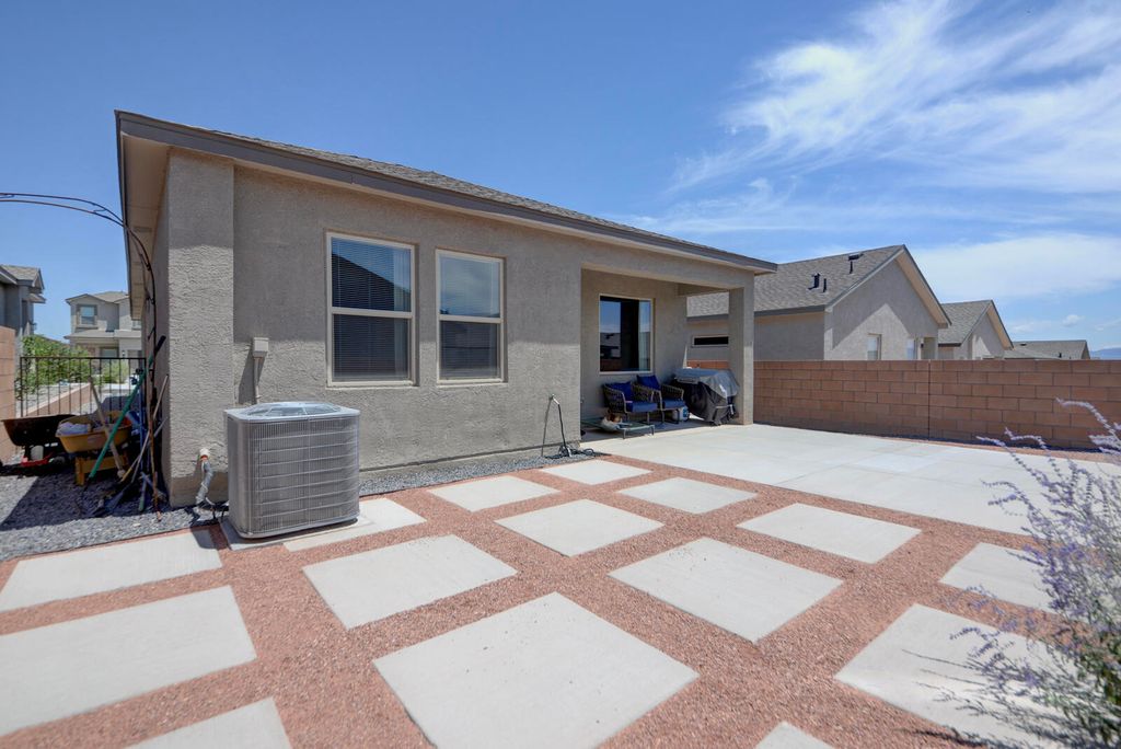 Image 31 of property listing at 10658 Valedon Lane SW, Albuquerque, NM 87121