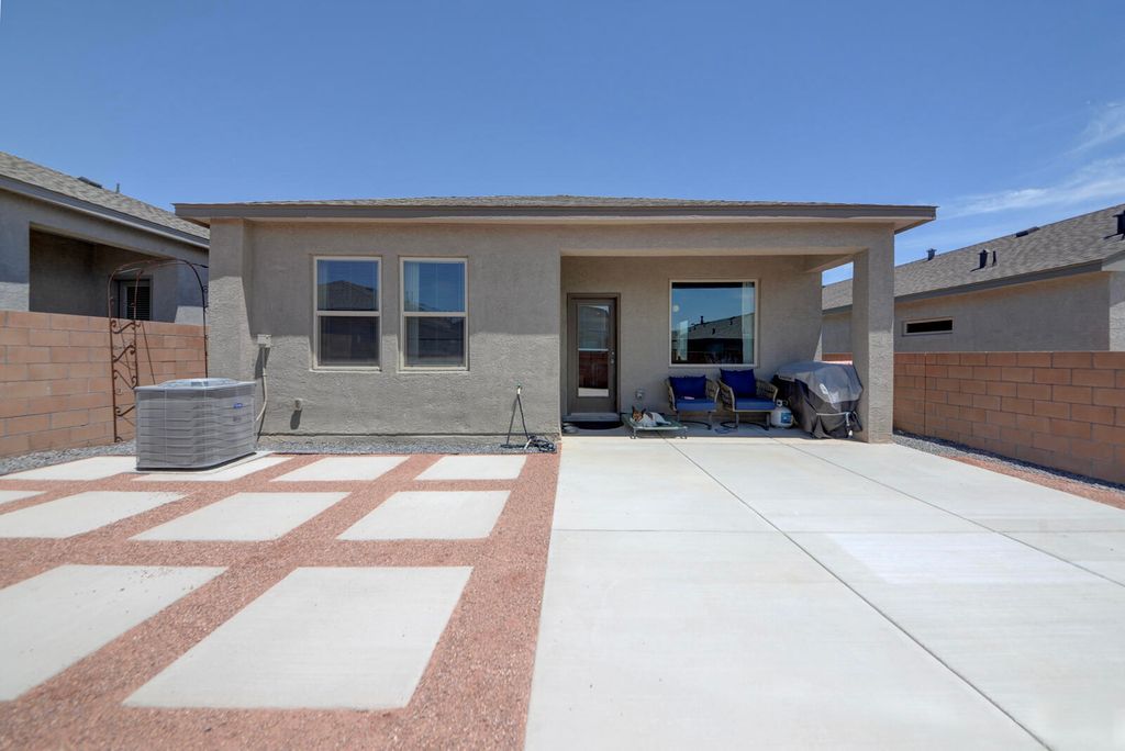 Image 32 of property listing at 10658 Valedon Lane SW, Albuquerque, NM 87121