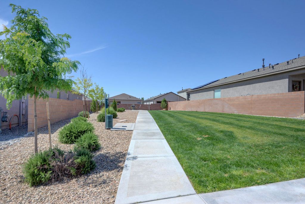 Image 33 of property listing at 10658 Valedon Lane SW, Albuquerque, NM 87121
