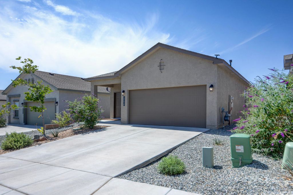 Image 4 of property listing at 10658 Valedon Lane SW, Albuquerque, NM 87121