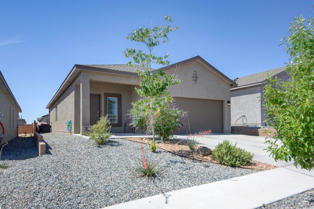 Image 5 of property listing at 10658 Valedon Lane SW, Albuquerque, NM 87121