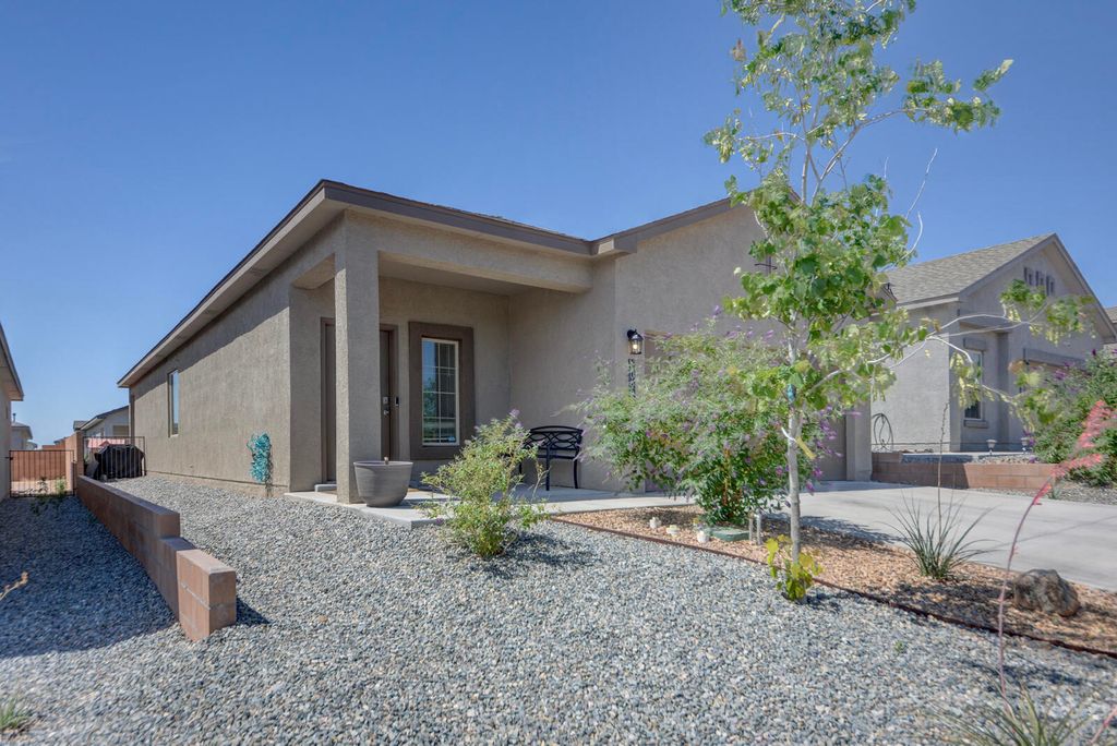 Image 6 of property listing at 10658 Valedon Lane SW, Albuquerque, NM 87121