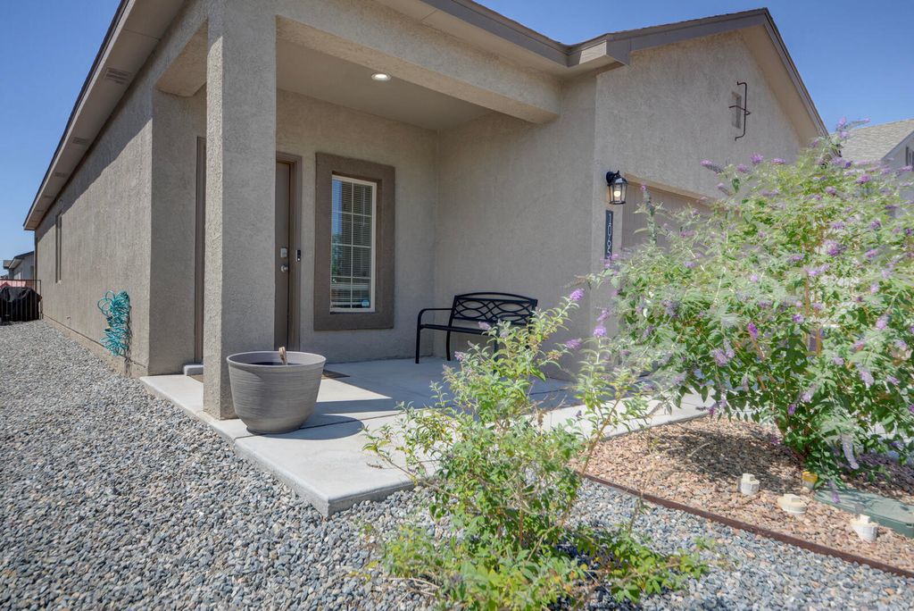 Image 7 of property listing at 10658 Valedon Lane SW, Albuquerque, NM 87121