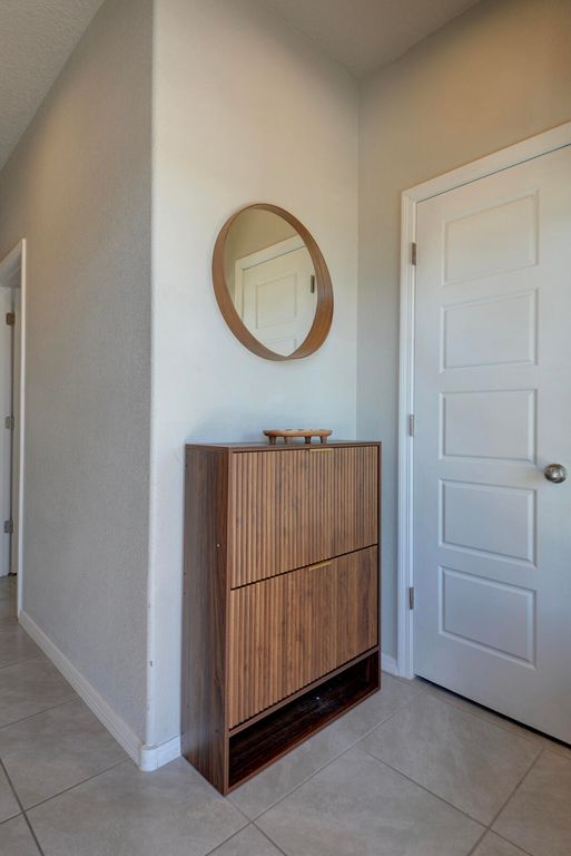 Image 8 of property listing at 10658 Valedon Lane SW, Albuquerque, NM 87121