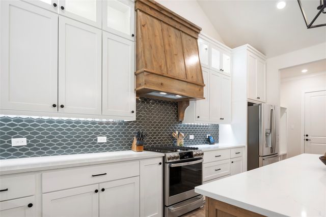 704 Abbey Road, Van Alstyne, TX 75495