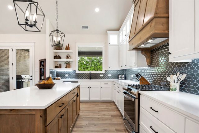 704 Abbey Road, Van Alstyne, TX 75495