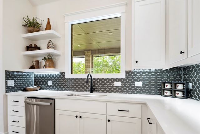 704 Abbey Road, Van Alstyne, TX 75495