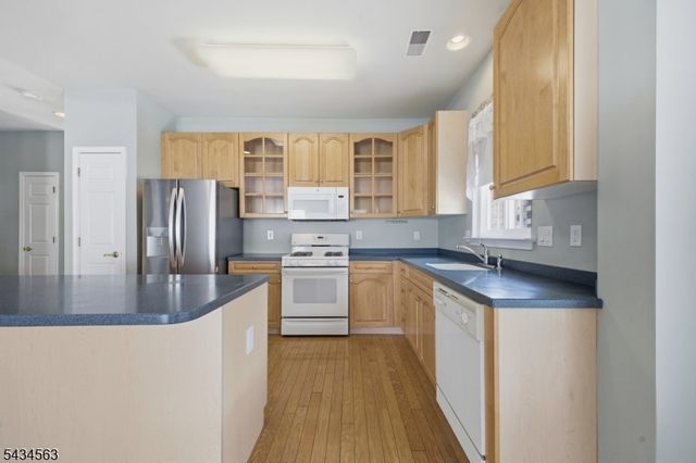 56 Kensington Cir, White Twp., NJ 07823