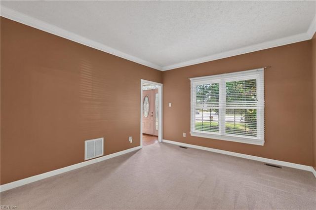 212 Halles RN, Yorktown, VA 23693