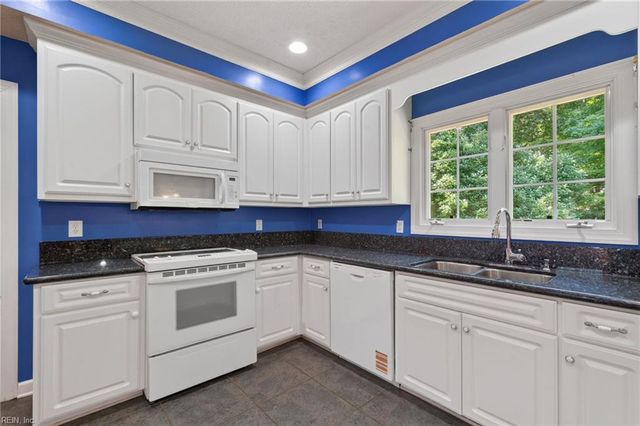 212 Halles RN, Yorktown, VA 23693