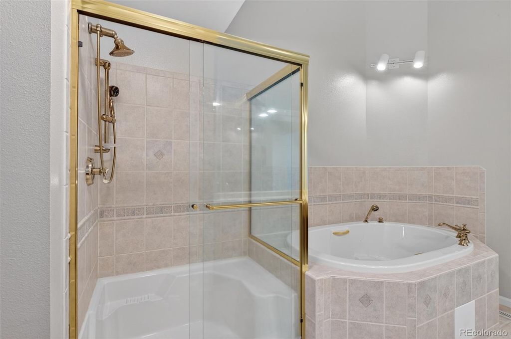 Image 18 of property listing at 3 Red Cedar, Littleton, CO 80127
