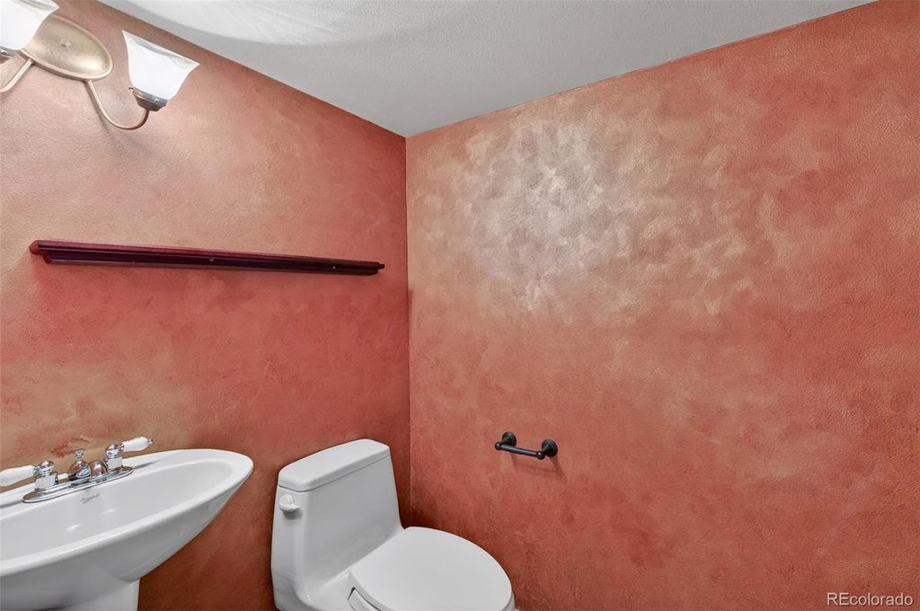 Image 31 of property listing at 3 Red Cedar, Littleton, CO 80127