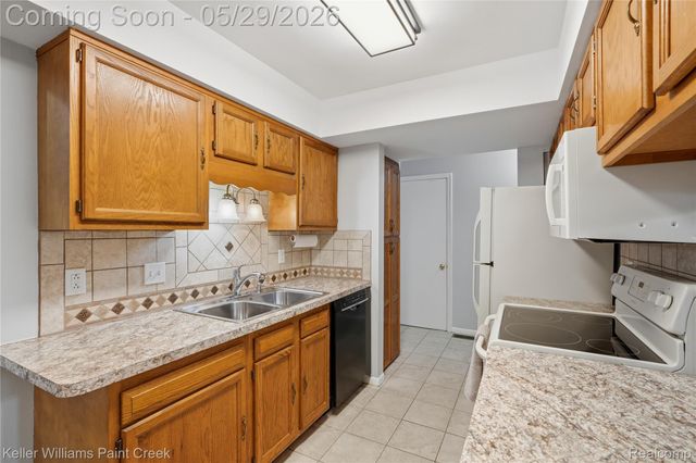 42003 Toddmark Lane, Clinton Charter Township, MI 48038