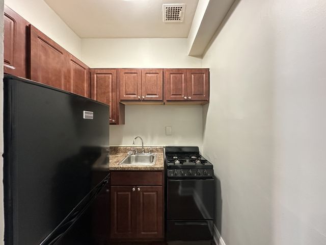 661 W Sheridan Road 208, Chicago, IL 60613