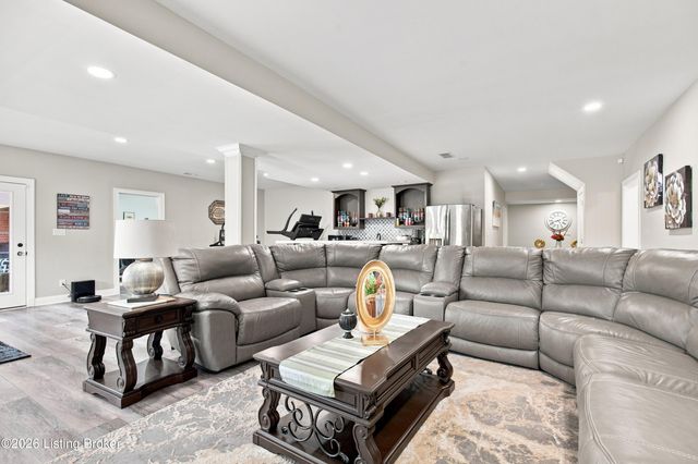 5500 Valley Park Dr, Louisville, KY 40299