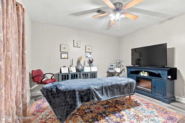 5500 Valley Park Dr, Louisville, KY 40299