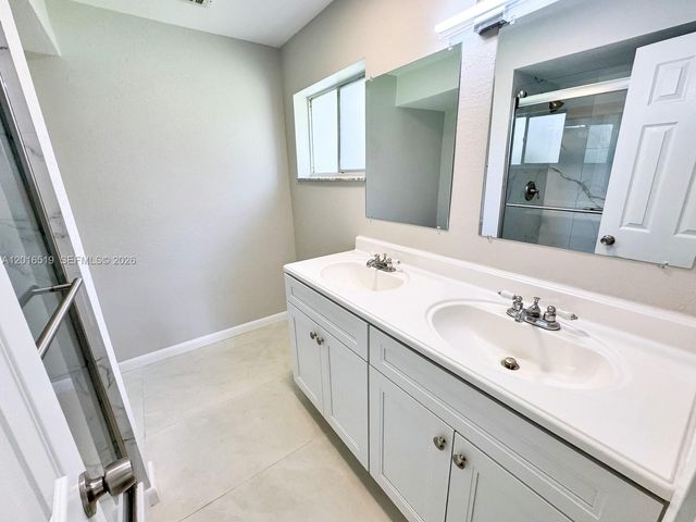8670 Bridle Path Ct 111A, Davie, FL 33328