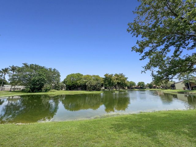 8670 Bridle Path Ct 111A, Davie, FL 33328