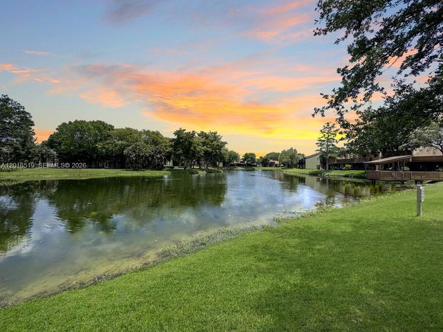 8670 Bridle Path Ct 111A, Davie, FL 33328