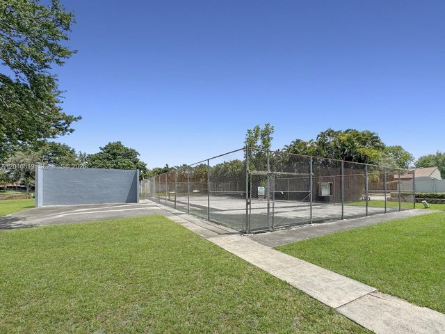8670 Bridle Path Ct 111A, Davie, FL 33328