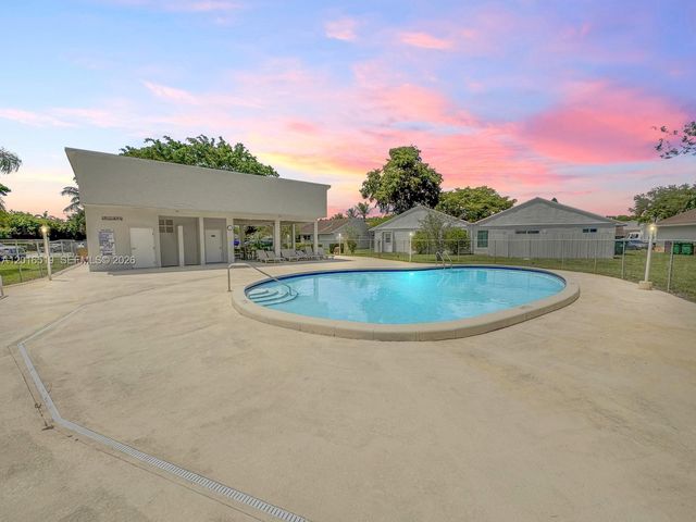 8670 Bridle Path Ct 111A, Davie, FL 33328