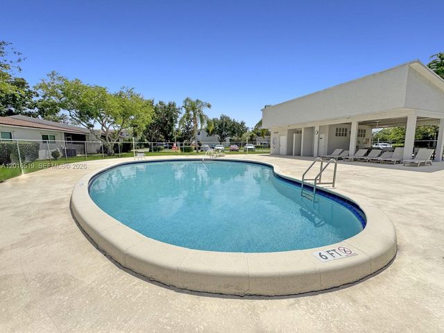 8670 Bridle Path Ct 111A, Davie, FL 33328