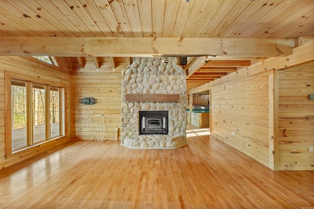 35 Sunshine Point, Greers Ferry, AR 72067