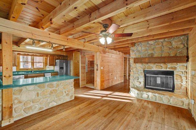 35 Sunshine Point, Greers Ferry, AR 72067