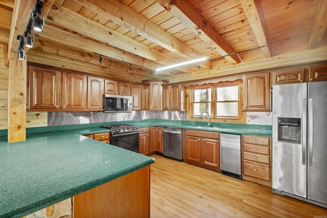 35 Sunshine Point, Greers Ferry, AR 72067