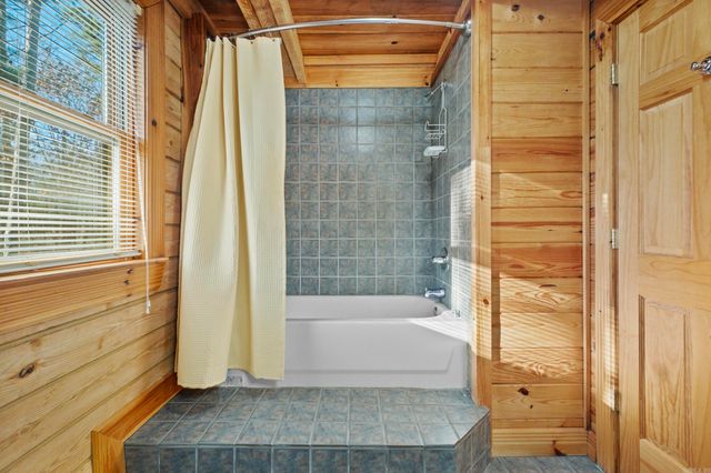 35 Sunshine Point, Greers Ferry, AR 72067