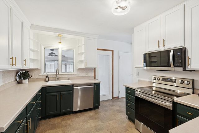 2317 Washington Lane, Davenport, IA 52804