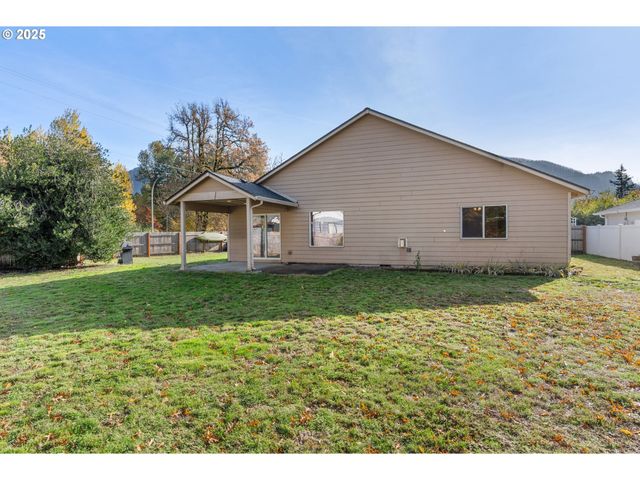 3 SHADY OAK Ln, North Bonneville, WA 98639