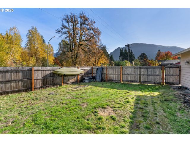 3 SHADY OAK Ln, North Bonneville, WA 98639