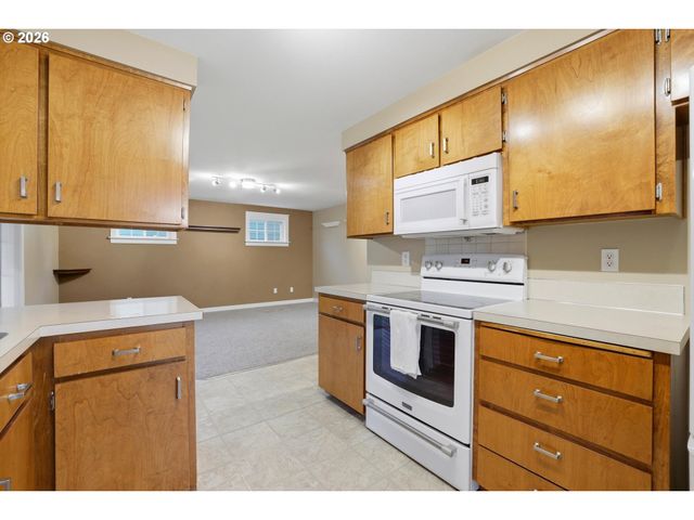 1967 ASTOR Way, Woodburn, OR 97071