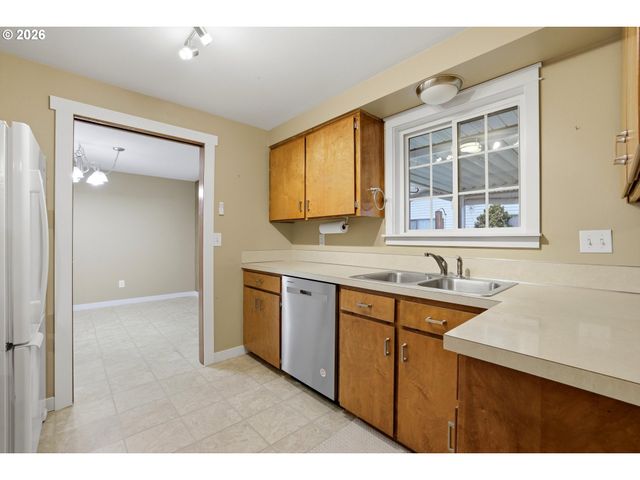 1967 ASTOR Way, Woodburn, OR 97071