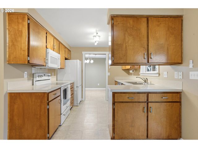 1967 ASTOR Way, Woodburn, OR 97071