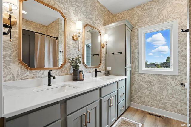 5167 LAKESIDE Court, Bettendorf, IA 52722