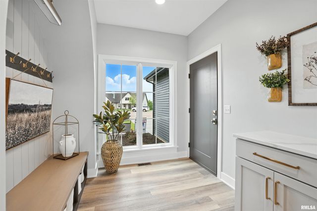 5167 LAKESIDE Court, Bettendorf, IA 52722