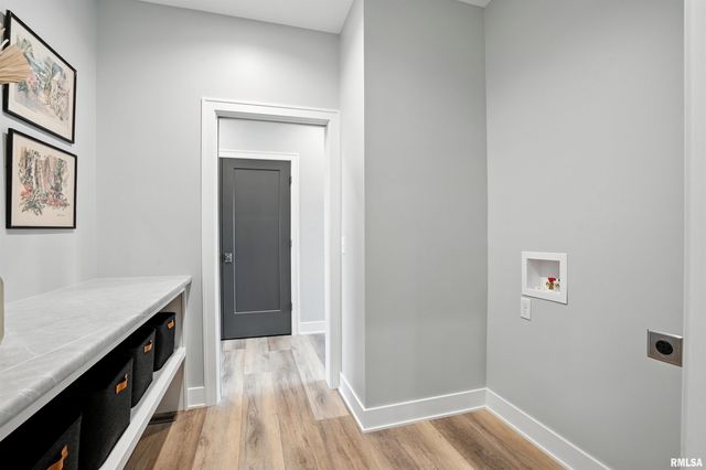 5167 LAKESIDE Court, Bettendorf, IA 52722