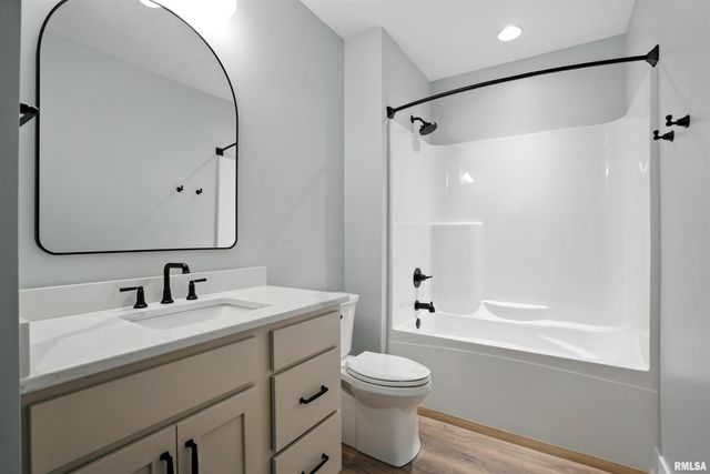 5167 LAKESIDE Court, Bettendorf, IA 52722