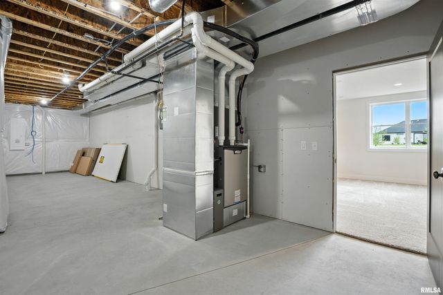 5167 LAKESIDE Court, Bettendorf, IA 52722