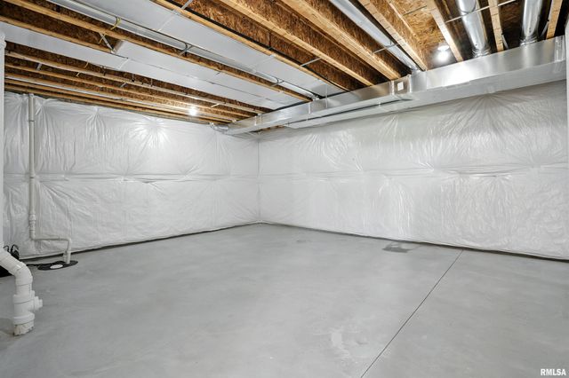 5167 LAKESIDE Court, Bettendorf, IA 52722