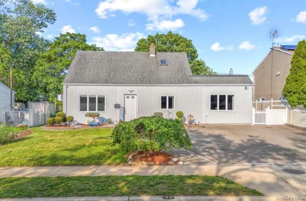 23 Vista Lane, Levittown, NY 11756