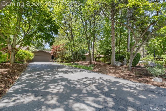3709 Wabeek Lake Drive W, Bloomfield Hills, MI 48302