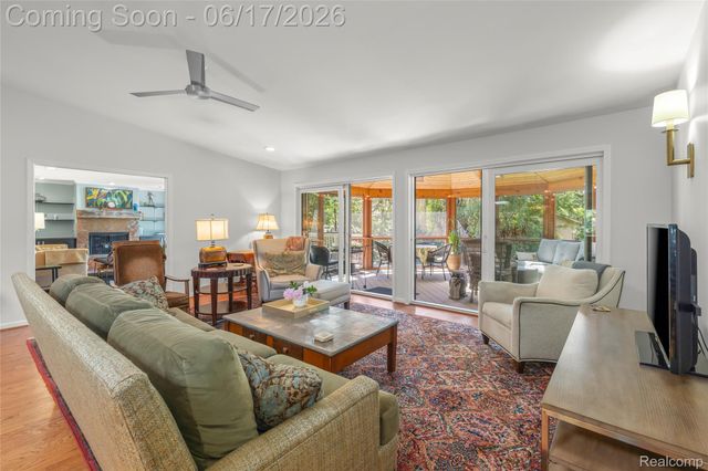 3709 Wabeek Lake Drive W, Bloomfield Hills, MI 48302