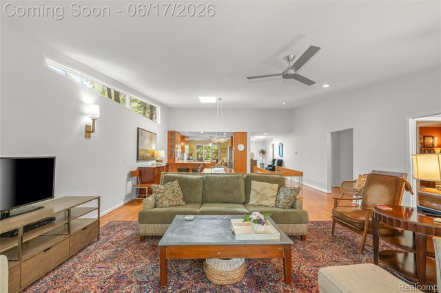3709 Wabeek Lake Drive W, Bloomfield Hills, MI 48302