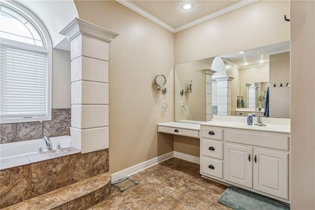 4481 SW Raintree Shore Drive, Lee's Summit, MO 64082