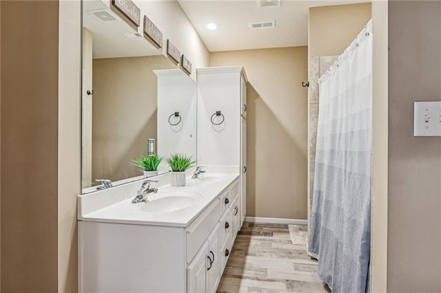 4481 SW Raintree Shore Drive, Lee's Summit, MO 64082