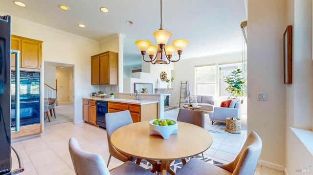 1916 Falcon Ridge Dr, Petaluma, CA 94954